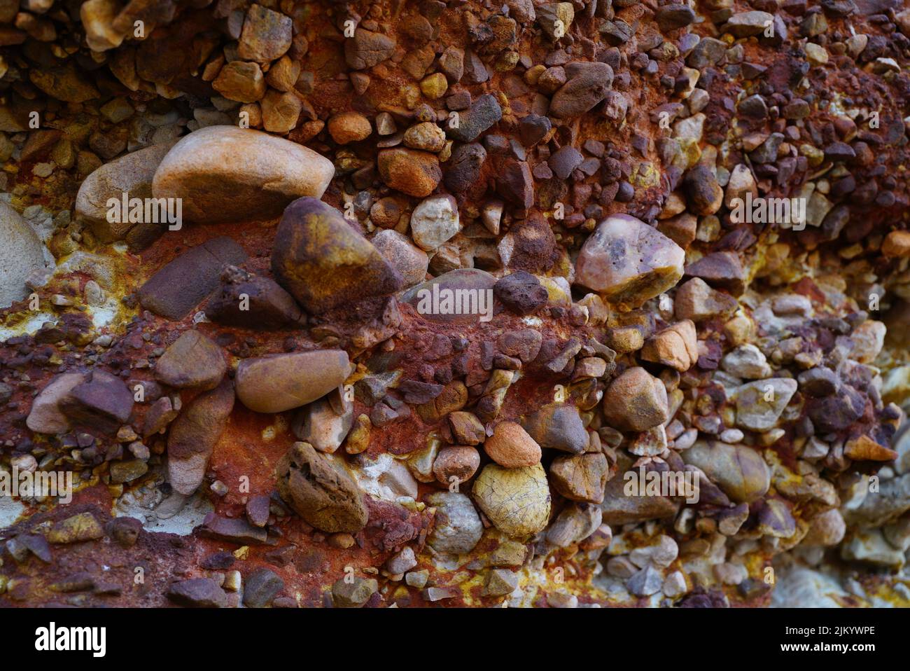 Un primo piano del modello roccioso marrone naturale. Foto Stock