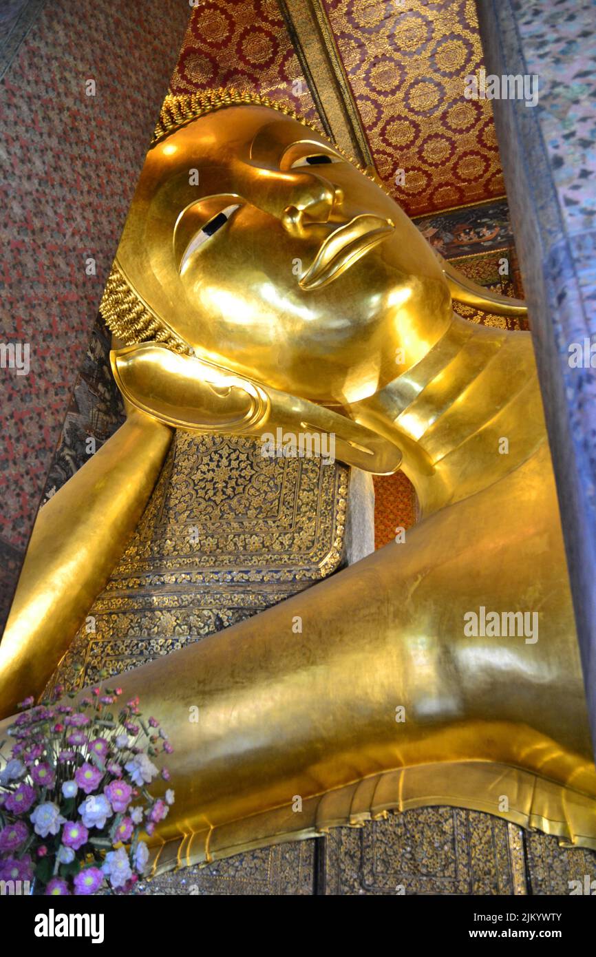 Uno scatto verticale della scultura dorata di Buddha Foto Stock