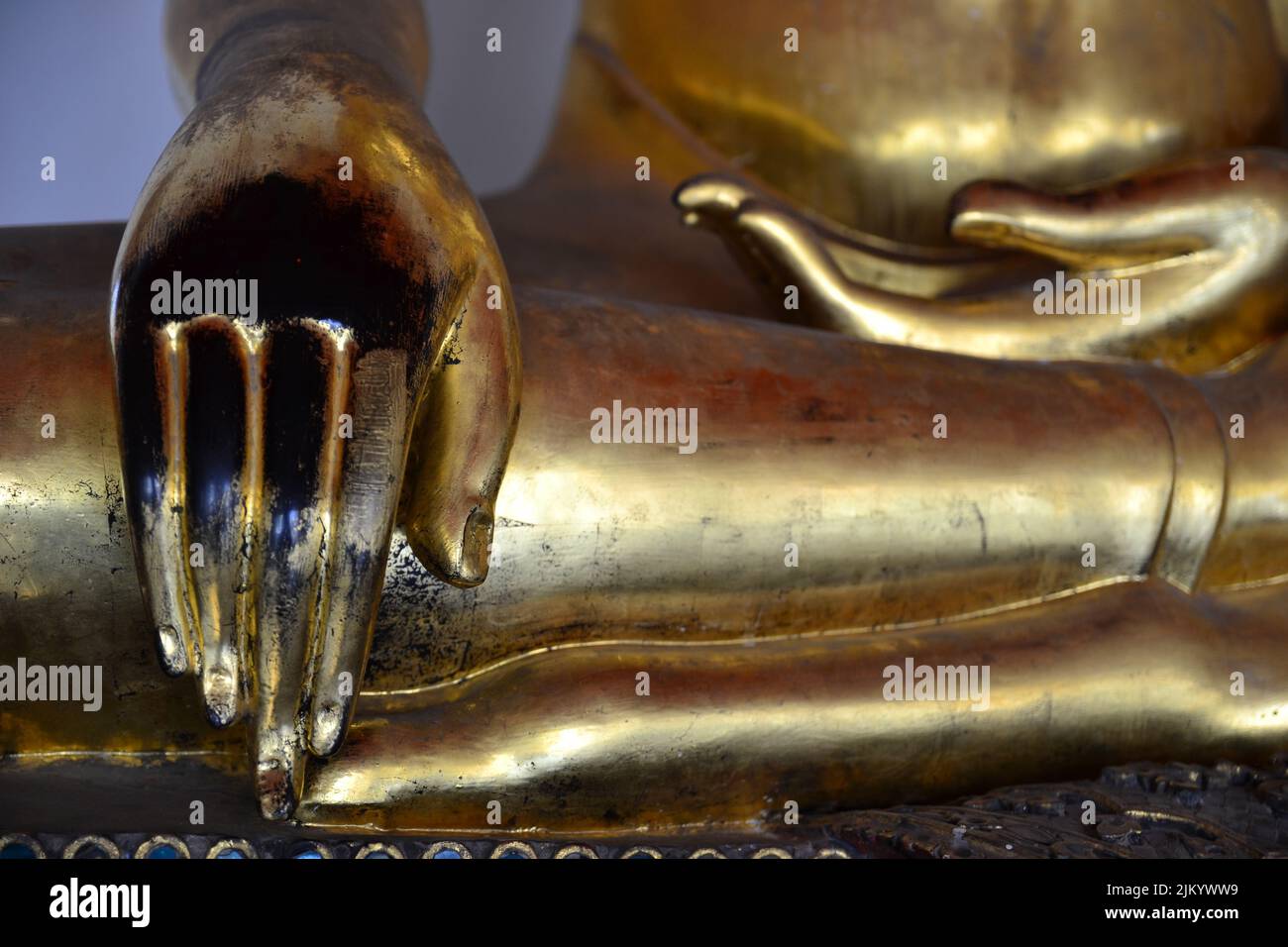 La scultura dorata di Buddha Foto Stock