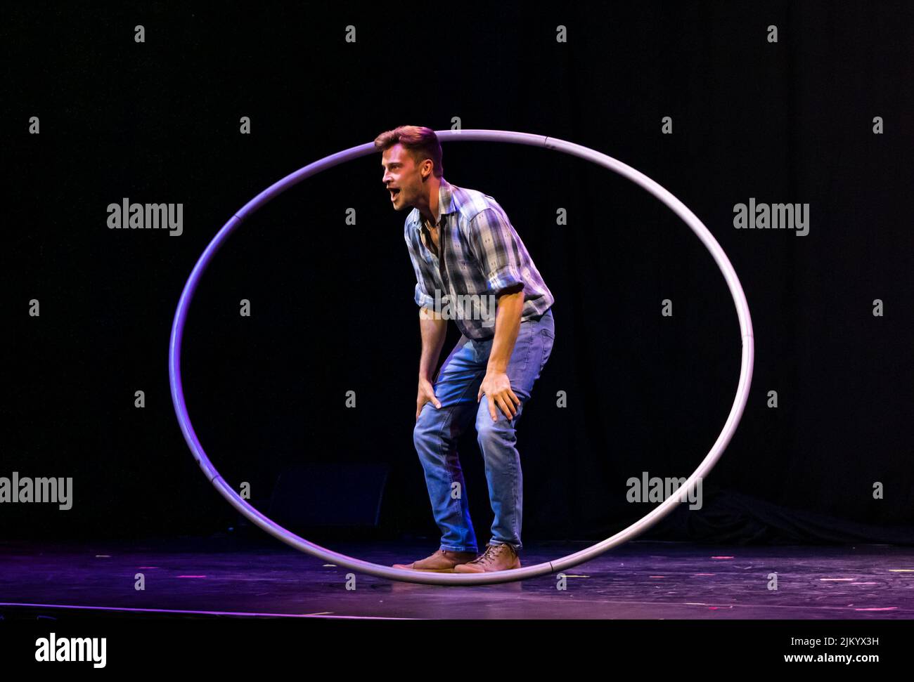 Edimburgo, Scozia, Regno Unito, 3rd agosto 2022. Edinburgh Festival Fringe: Lancio di Underbelly Fringe. Underbelly mette in mostra gli spettacoli di quest’anno alla Fringe. Nella foto: Charlie Wheeller di la Clique. Credit: Sally Anderson/Alamy Live News Foto Stock