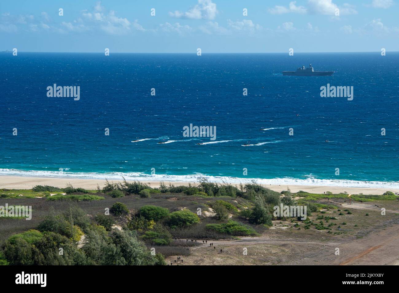 KANEOHE BAY, Hawaii (agosto 1, 2022) Repubblica di Corea (ROKS) Navy Dokdo-classe nave d'assalto anfibio ROKS Marado (LPH 6112) e ROKS veicoli d'assalto anfibio (AAV) condurre operazioni di raid anfibio durante Rim of the Pacific (RIMPAC) 2022, agosto 1. Ventisei nazioni, 38 navi, tre sommergibili, più di 170 aerei e 25.000 persone partecipano a RIMPAC dal 29 giugno al 4 agosto nelle Isole Hawaii e nella California meridionale. Il più grande esercizio marittimo internazionale del mondo, RIMPAC offre un'opportunità di formazione unica, promuovendo e sostenendo il rela cooperativo Foto Stock