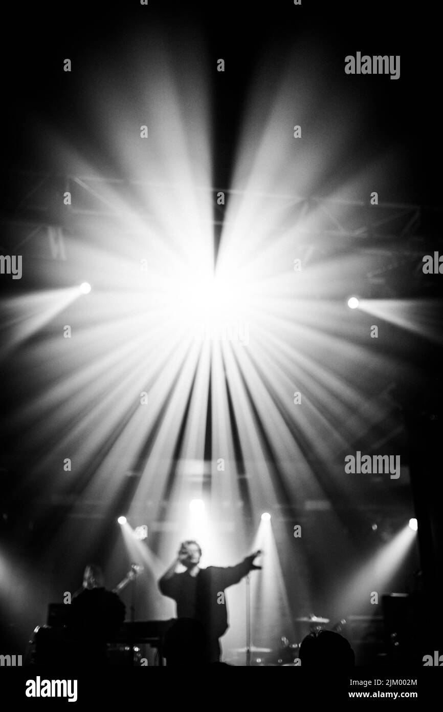 La scala di grigi di un cantante su un palco sotto la luce brillante al concerto di Toronto, Canada Foto Stock