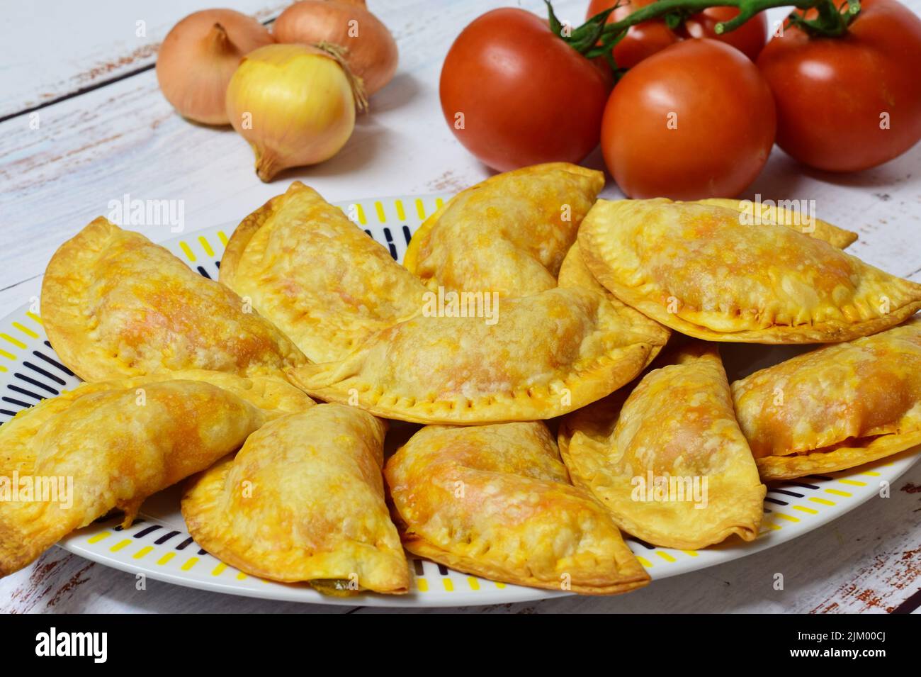 Un primo colpo di tonno con pomodori, peperoni e uova su fondo bianco Foto Stock