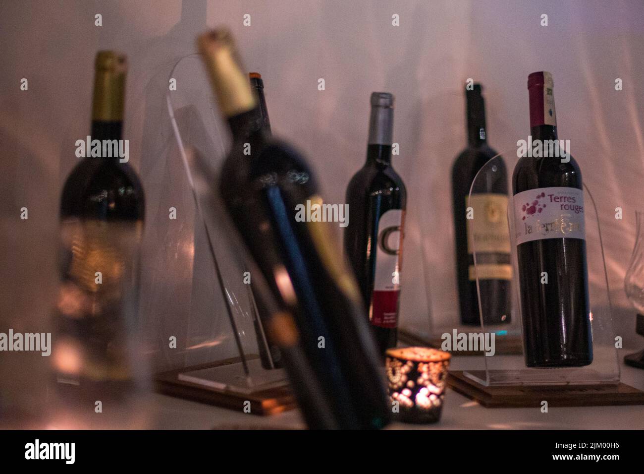 Diverse bottiglie di vino in un lussuoso ristorante Foto Stock