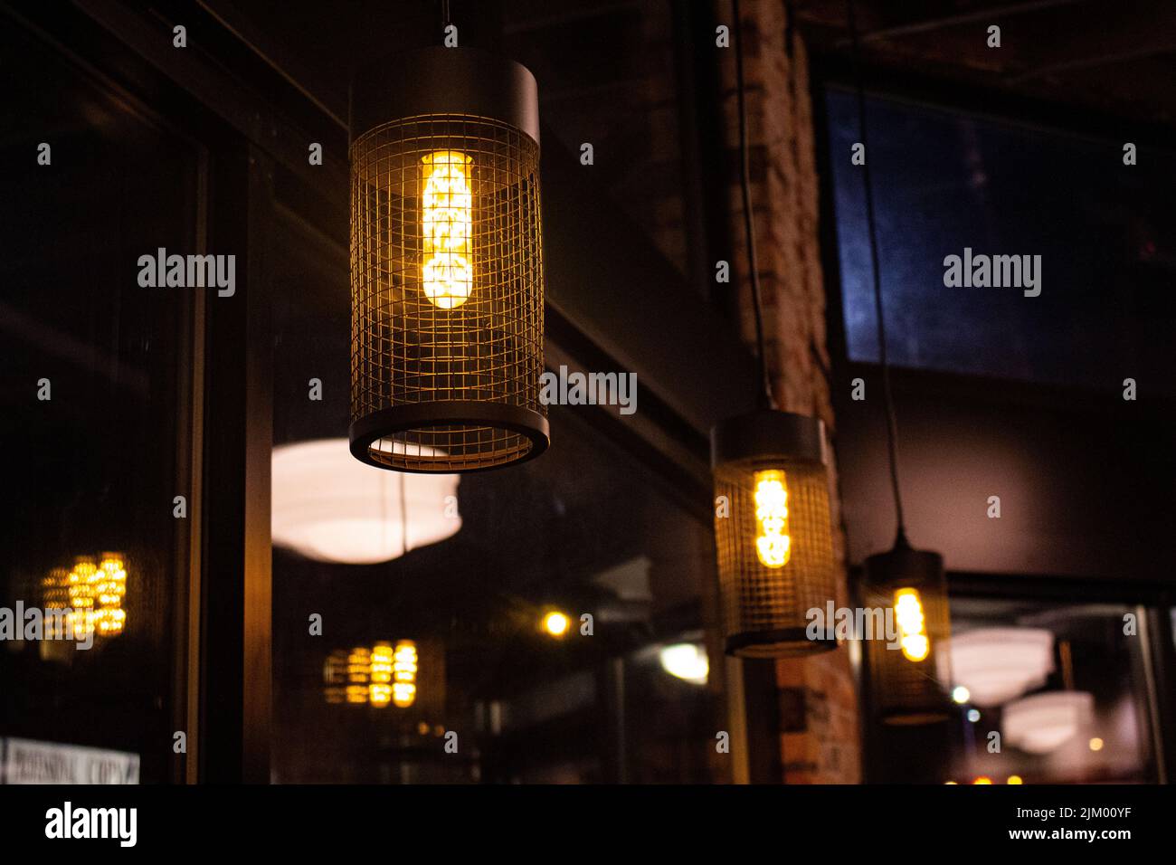 Le lampade che bruciano all'interno di un bar Foto Stock