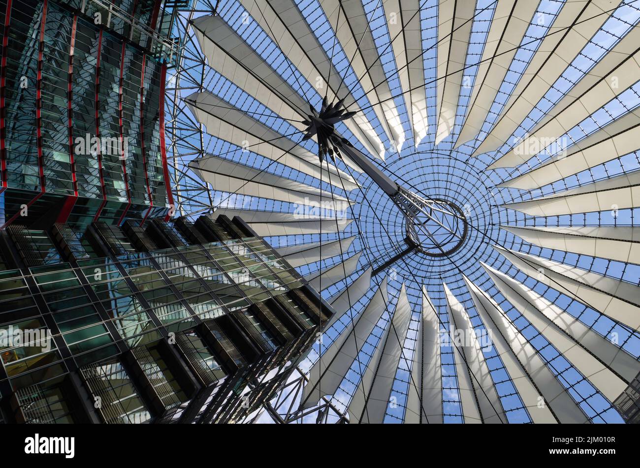 L'architettura moderna del Sony Center situato a Potsdamer Platz, nel centro di Berlino, in Germania Foto Stock