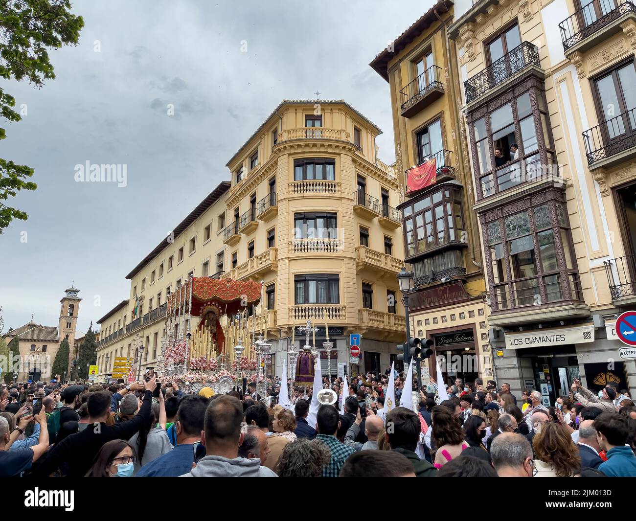 Granada, Spagna, 04-11-2022. I fedeli scendono per strada per adorare le loro immagini religiose. Foto Stock