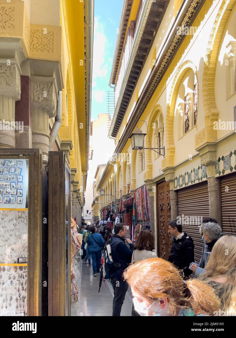 Granada, Spagna, 04-11-2022. Immagini di una delle strade del quartiere ebraico di Granada, con i suoi negozi di souvenir. Foto Stock
