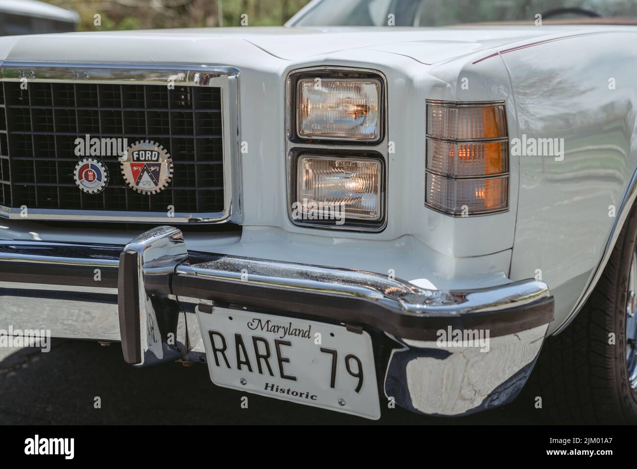 Un primo piano Shot dal lato anteriore di una Ford Ranchero 1979 bianco auto classica Foto Stock