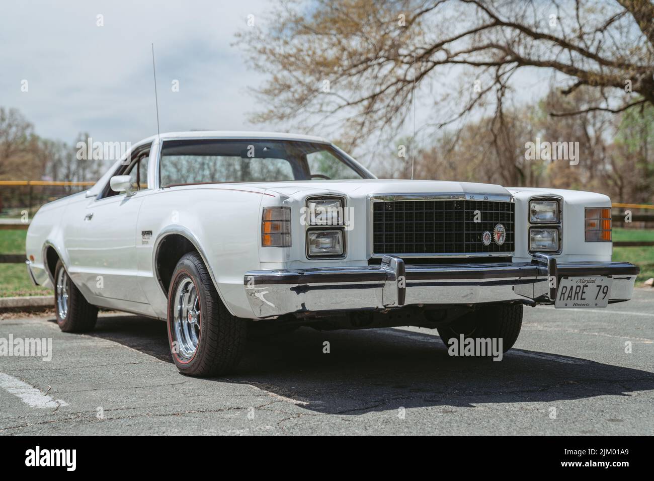 Un bellissimo Shot dal lato anteriore di una Ford Ranchero 1979 bianco auto classica Foto Stock