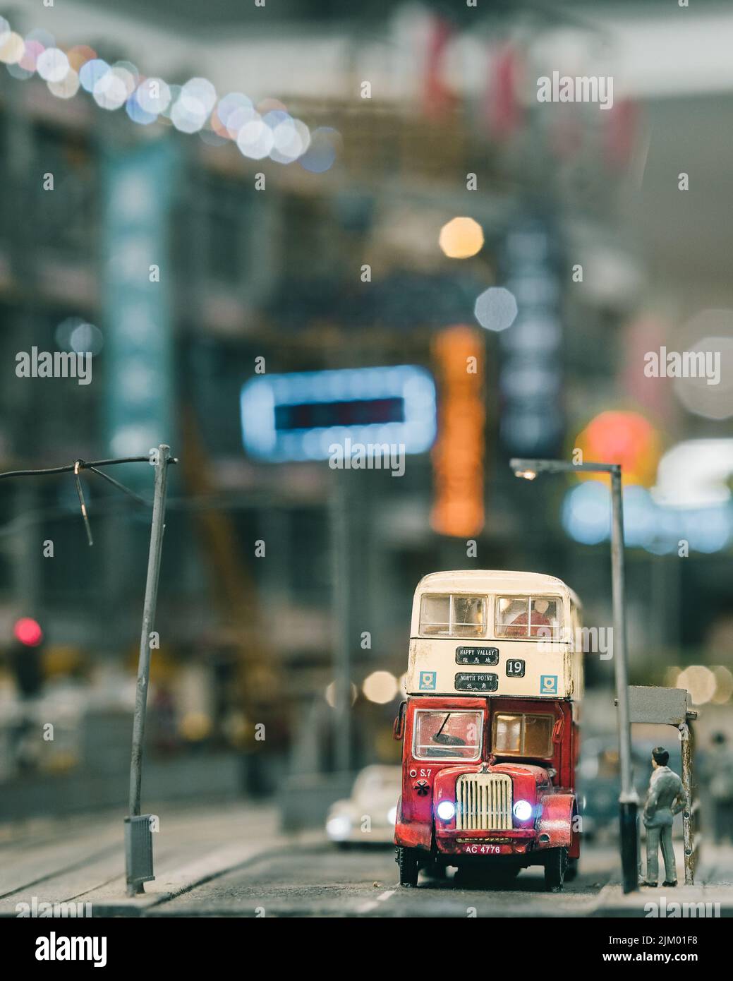 Un disegno di una mostra in miniatura delle strade di Hong Kong, un autobus con sfondo sfocato a Singapore Foto Stock