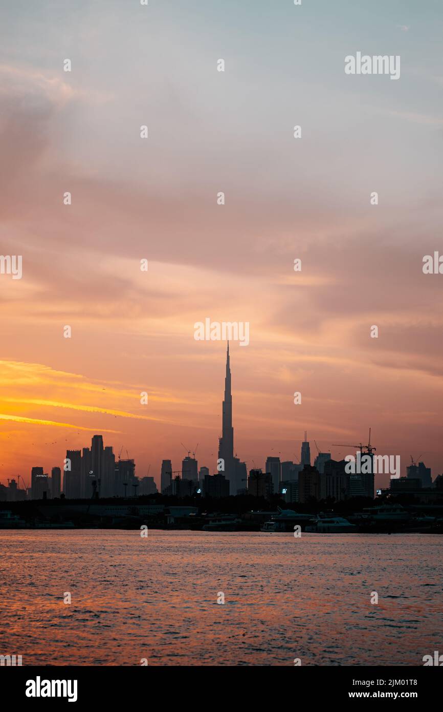 Un grattacielo Burj Khalifa dal lago della città durante il tramonto Foto Stock