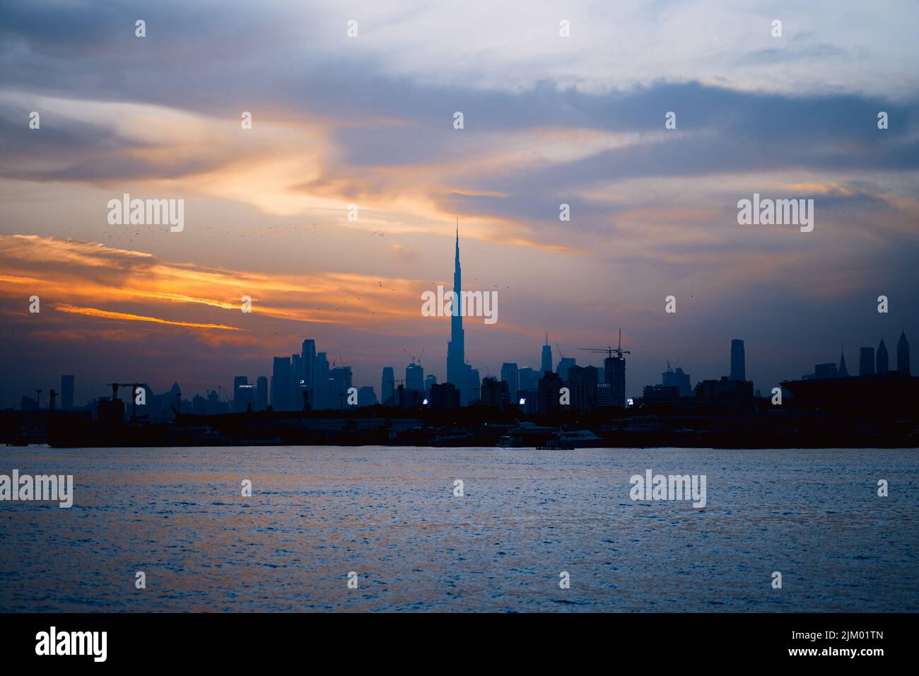 Un grattacielo Burj Khalifa dal lago della città durante il tramonto Foto Stock