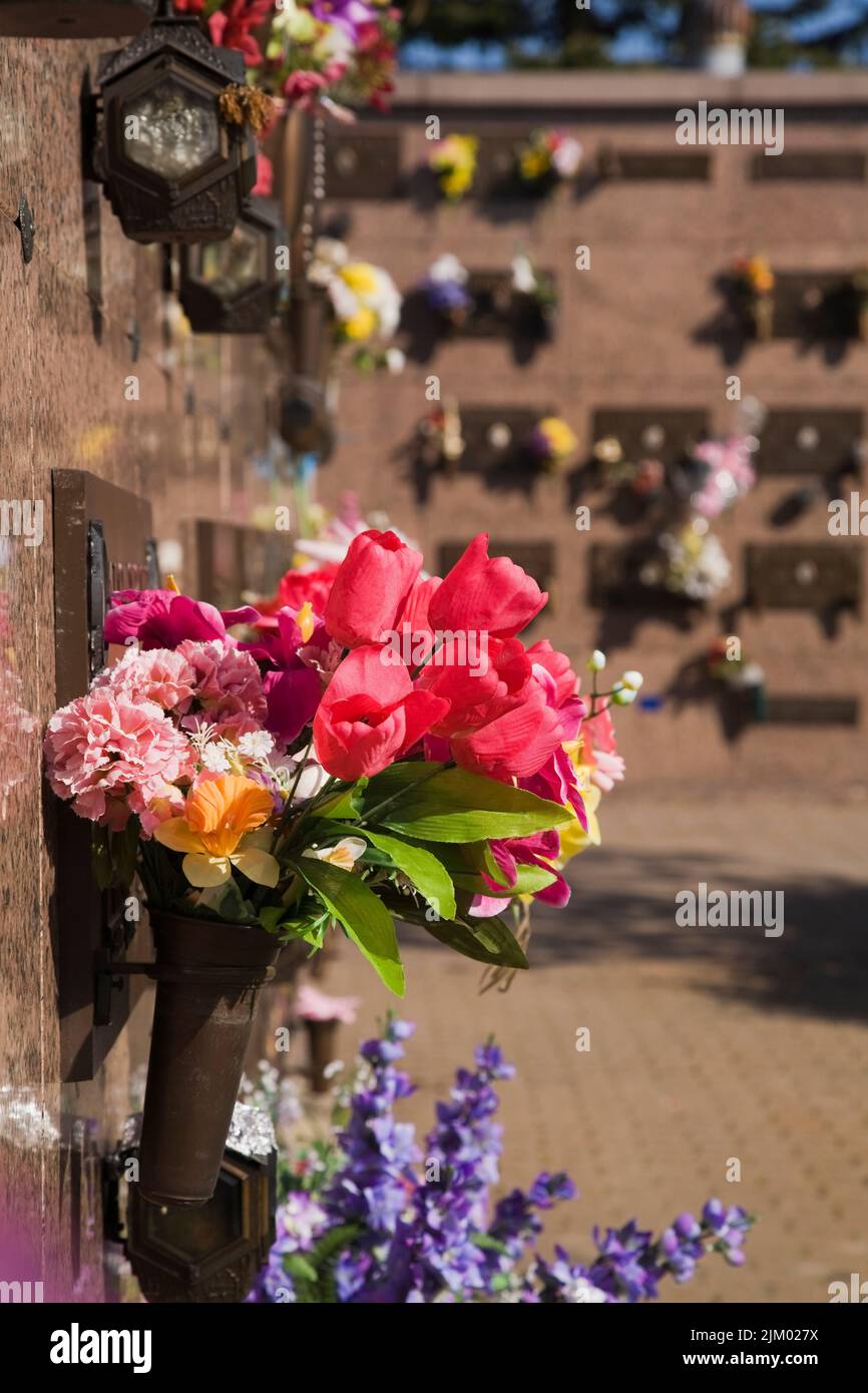 Composizioni di fiori di seta al Columbarium. Foto Stock