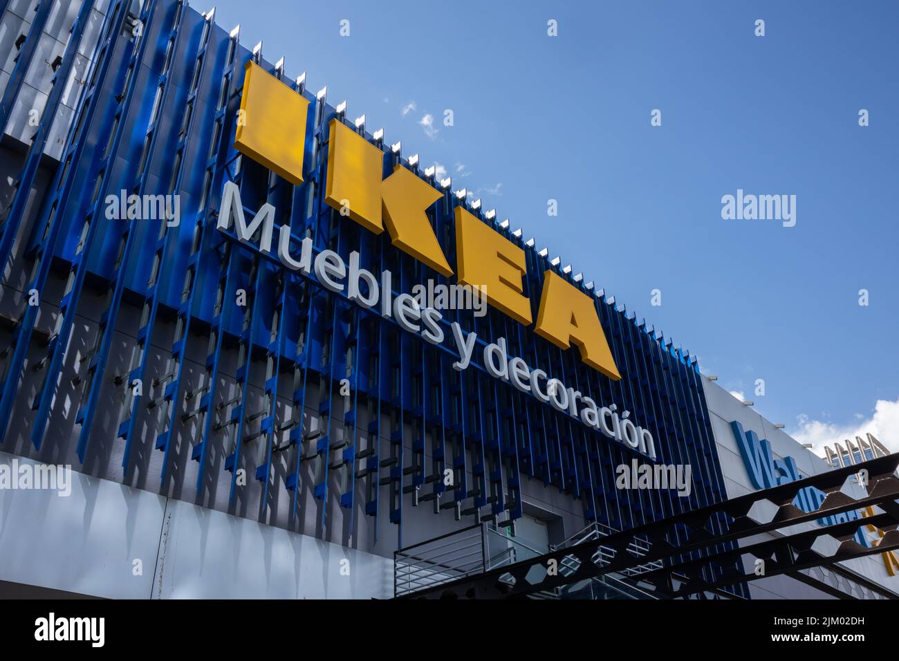 Città di Puebla, Messico - Agosto, 2022: Segno del nuovo negozio IKEA nella città di Puebla in Via San Angel, Angelopolis a lato di un cartello Walmart store Foto Stock