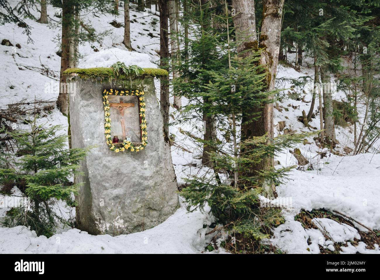 Un'immagine di Gesù Cristo su una pietra in una foresta d'inverno Foto Stock Un'immagine di Gesù Cristo su una pietra in una foresta d'inverno Foto Stock