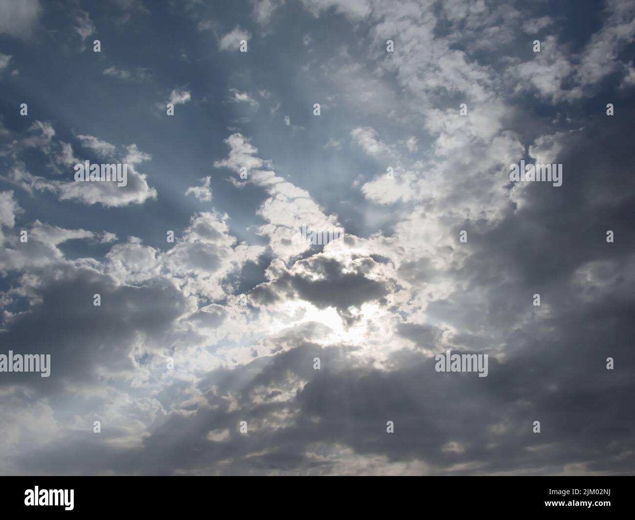 Sky con i giganti cumulonimbus nuvole e raggi del sole attraverso . Foto Stock