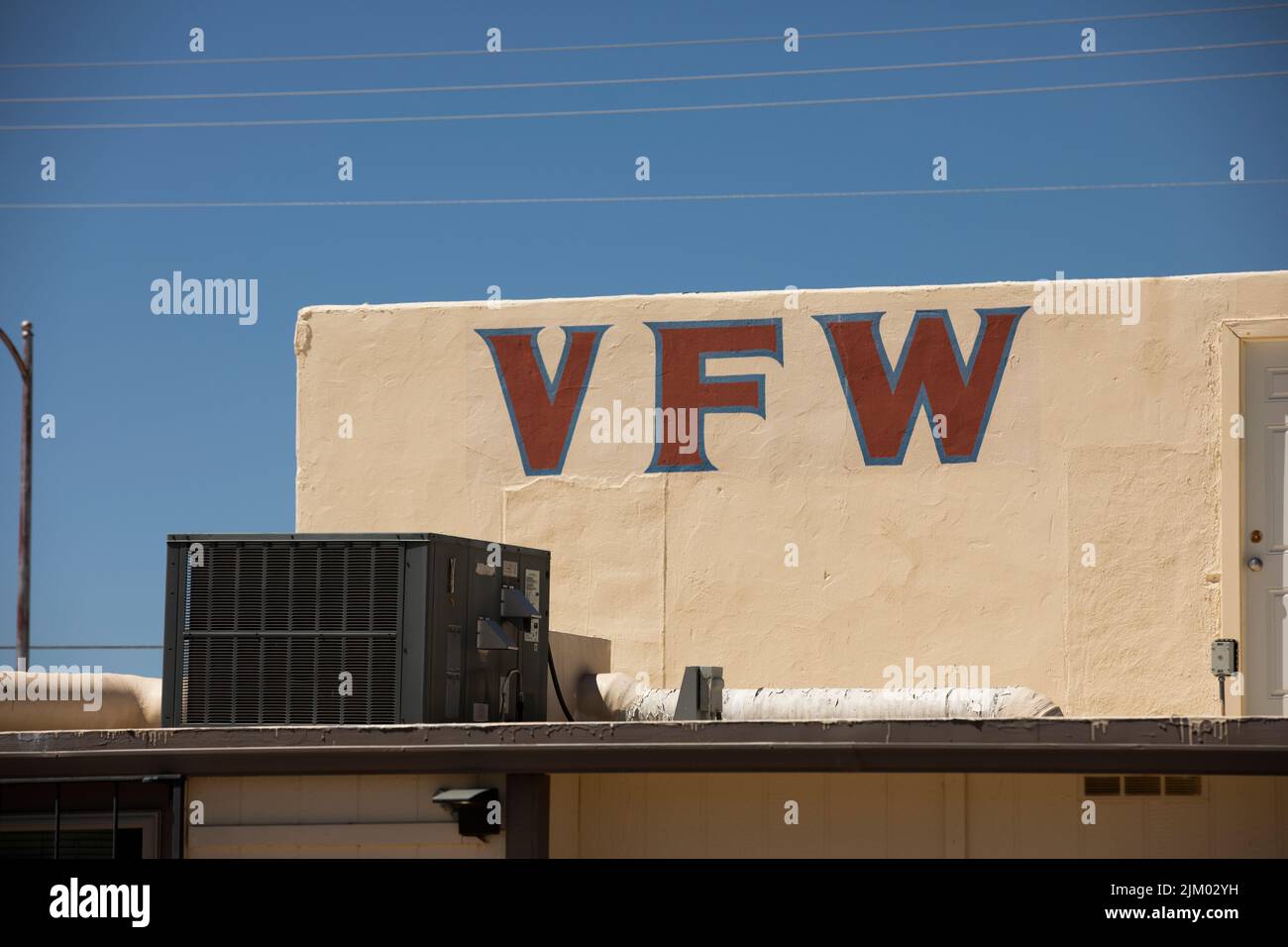 Benson, Arizona, USA - 31 maggio 2022: La luce del pomeriggio risplende sulla Veteran's of Foreign Wars VFW Hall nel centro di Benson. Foto Stock