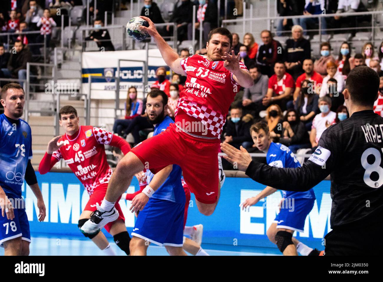 Un uomo sportivo croato che colpisce la palla durante una partita di pallamano tra la Croazia e la Russia in Osijek, Gradski Vrt Foto Stock