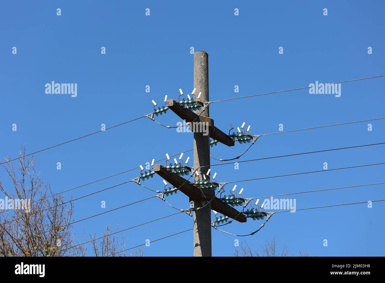 La trasmissione di potenza si avvolta contro un cielo blu. Foto Stock