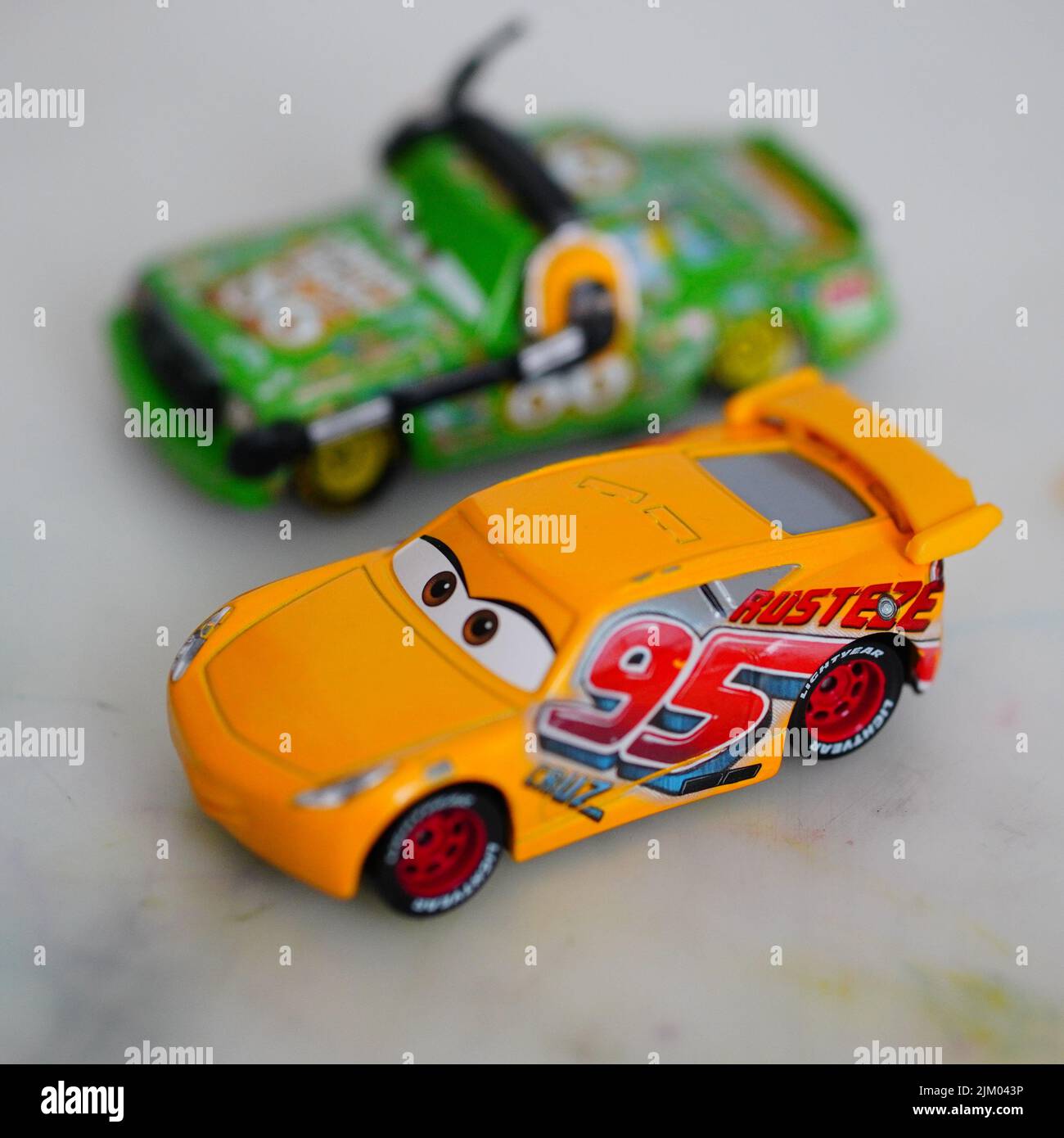 Una foto selettiva della modella da corsa Mattel Cruz Ramirez del film Disney Pixar Cars Foto Stock