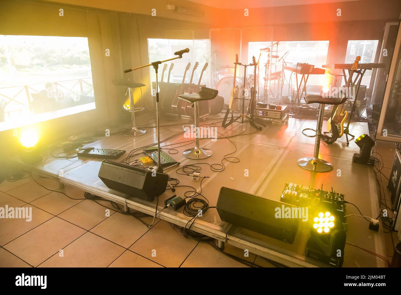 Un piccolo palco allestito per un concerto con strumenti musicali Foto Stock