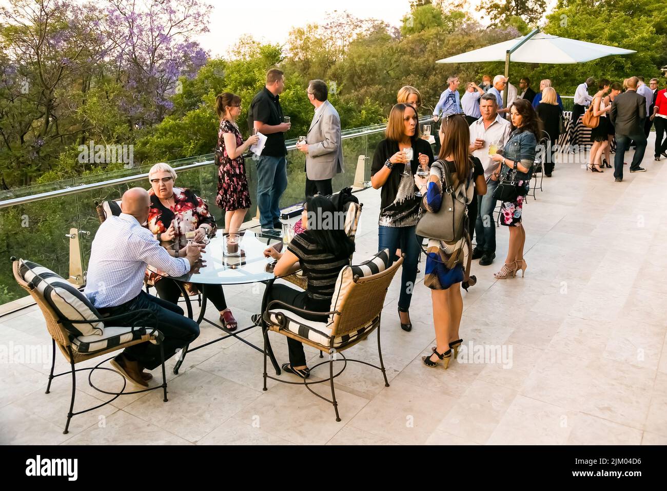 Johannesburg, Sud Africa - 30 ottobre 2014: Persone diverse socializzare a cocktail party all'aperto Foto Stock