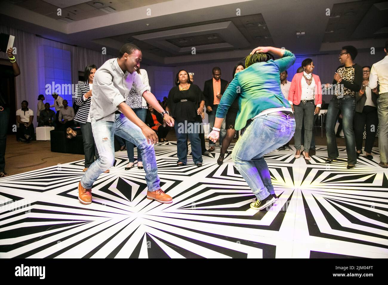 Un gruppo di giovani africani che ballano e si divertono su una pista da ballo durante una festa a Johannesburg Foto Stock