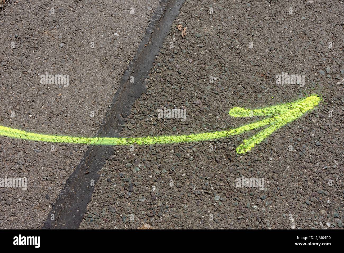 Una freccia dipinta sul terreno Foto Stock