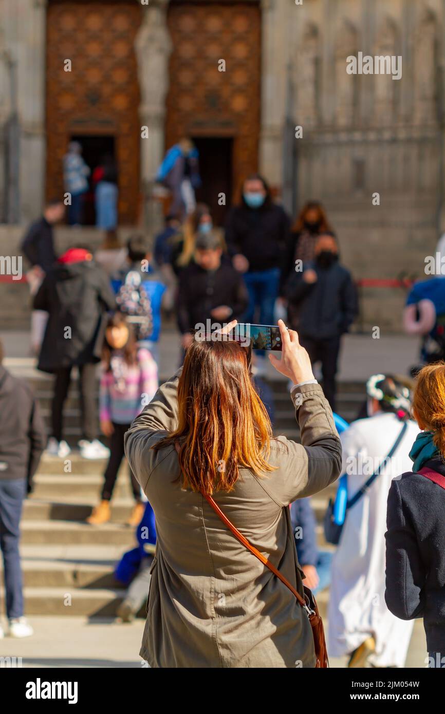 Barcellona, Spagna - 4 aprile 2022: Ragazza con lei torna alla cattedrale di Barcellona (Spagna). Foto Stock
