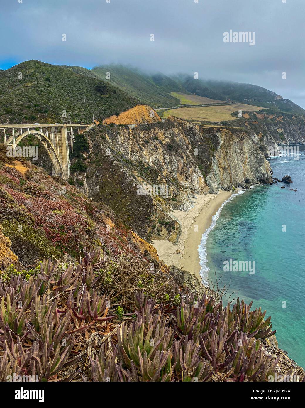 Uno scatto verticale di uno stupefacente ponte di Bixby Creek e della costa dell'oceano Pacifico, Big sur, CA Foto Stock