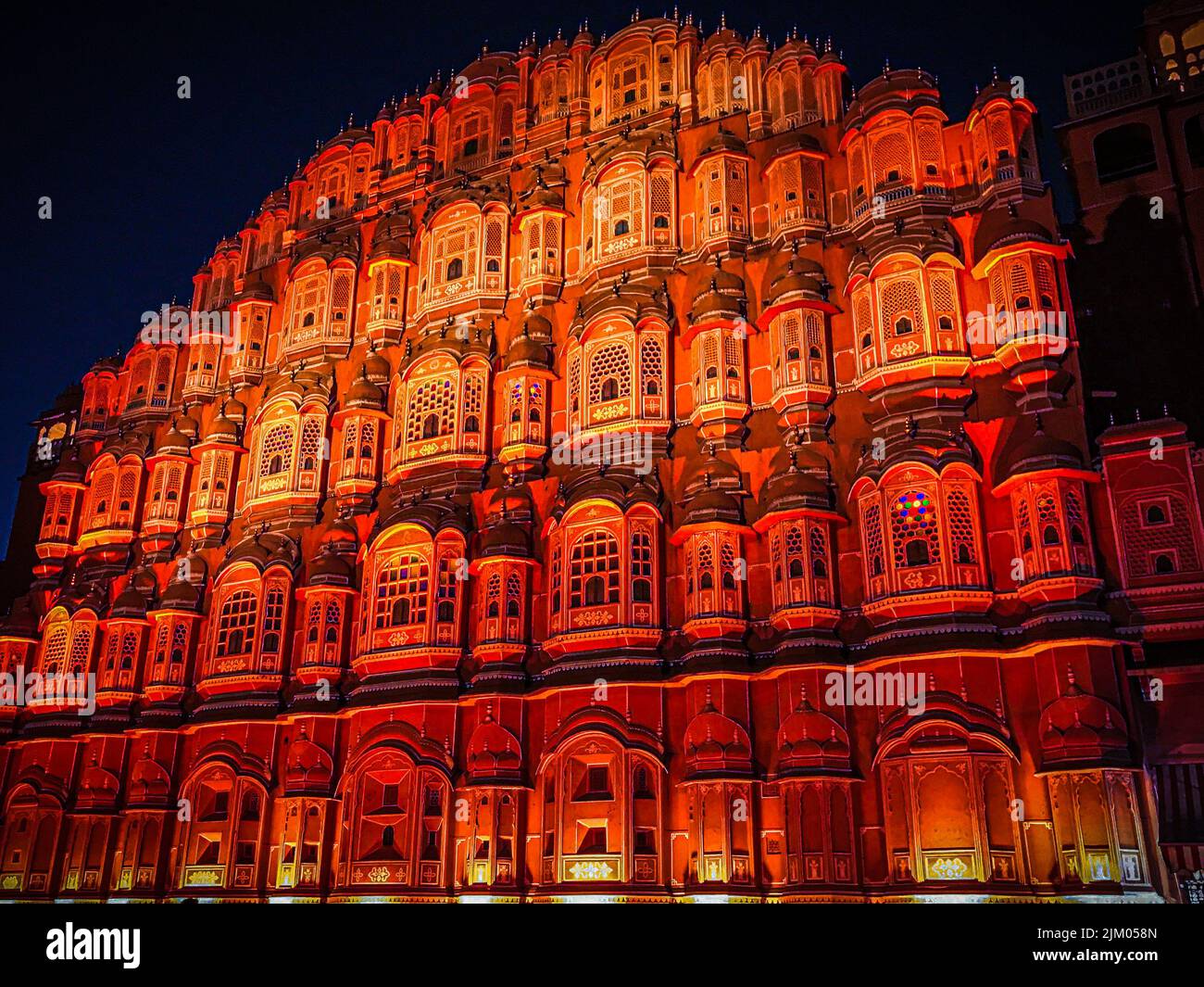 Un esterno di maestoso Hawa Mahal (Palazzo dei Venti) illuminato da luci, Jaipur, Rajasthan, India Foto Stock
