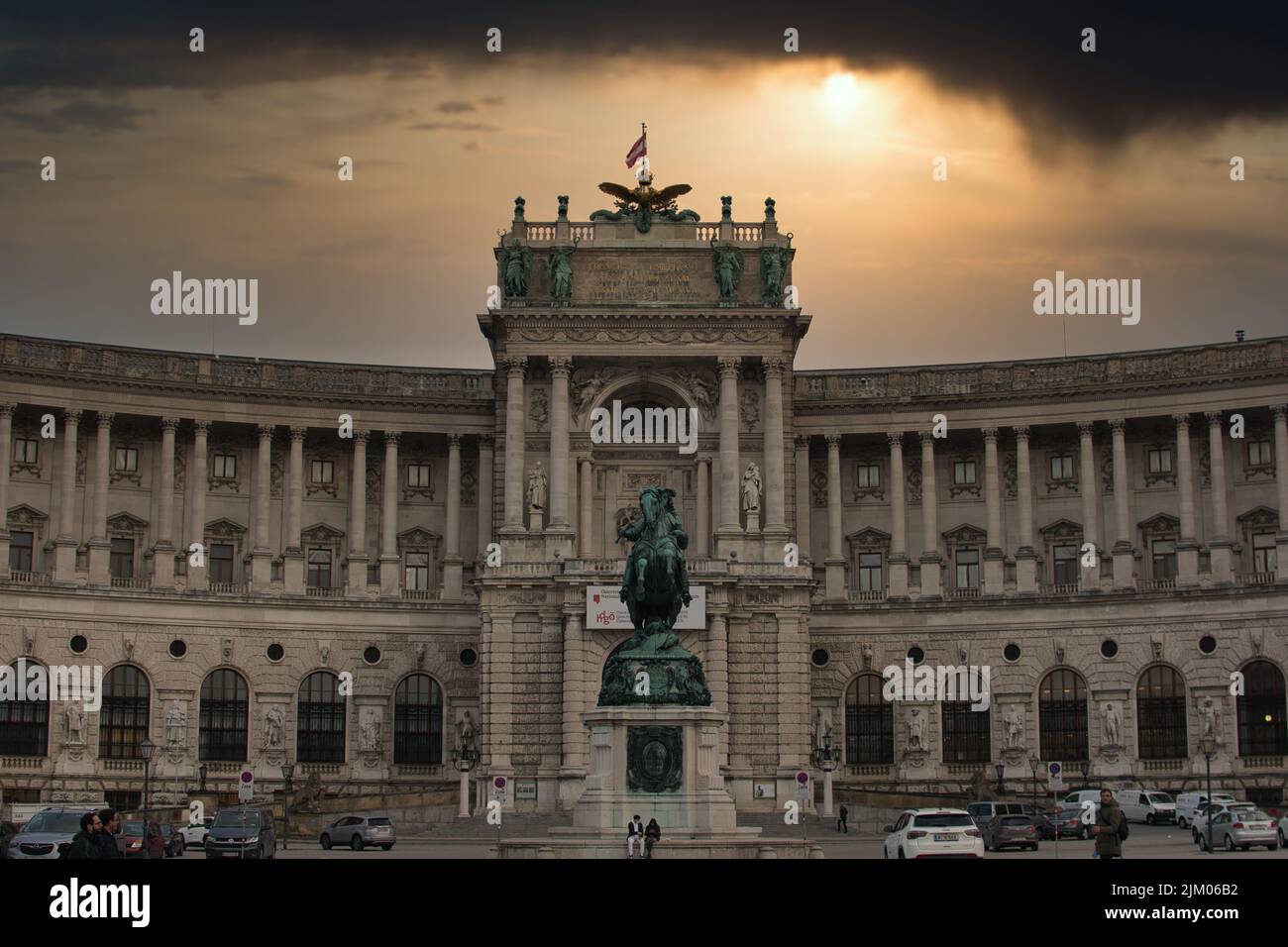 Un'eccezionale ala Neue Burg del Palazzo Hofburg con una statua equestre dell'Arciduca Carlo Foto Stock