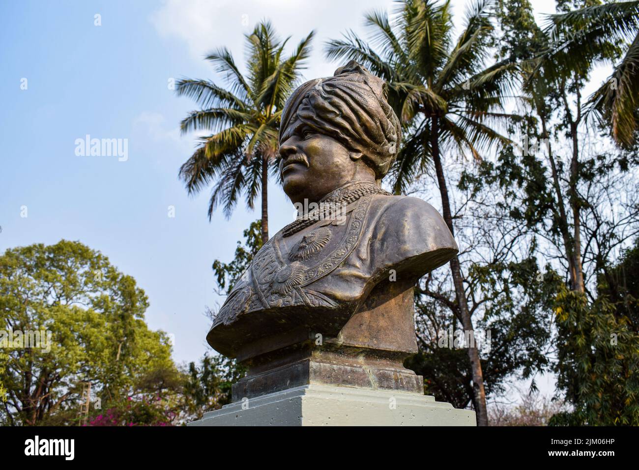 Kolhapur, India - 2nd 2019 febbraio; Statua del grande re maratha indiano rajashri shri Shahu Maharaj, immagine catturata al museo del palazzo nuovo. Cielo blu, Foto Stock