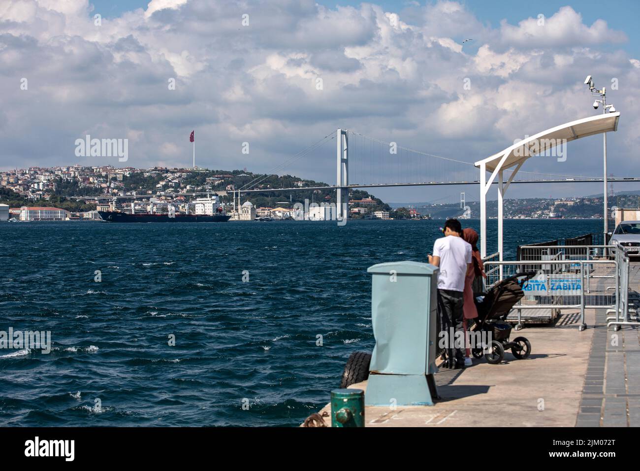 Razoni, nave da carico a secco con bandiera della Sierra Leone, che trasporta un carico di 26.527 tonnellate di mais, lascia Istanbul, Turkiye e passa lungo i dintorni del ponte dei martiri del luglio 15 per raggiungere il Libano dopo che i rappresentanti della Russia, dell'Ucraina, hanno completato le ispezioni; Turkiye e le Nazioni Unite (ONU) del Centro comune di coordinamento (JCC) completano l'ispezione. L'ONU, la Russia e l'Ucraina hanno firmato un accordo il 22 luglio per riaprire tre porti ucraini -- Odessa, Chernomorsk e Yuzhny -- per cereali che sono rimasti bloccati per mesi a causa della guerra Russia-Ucraina in corso, che è ora al suo sesto mese. Foto Stock