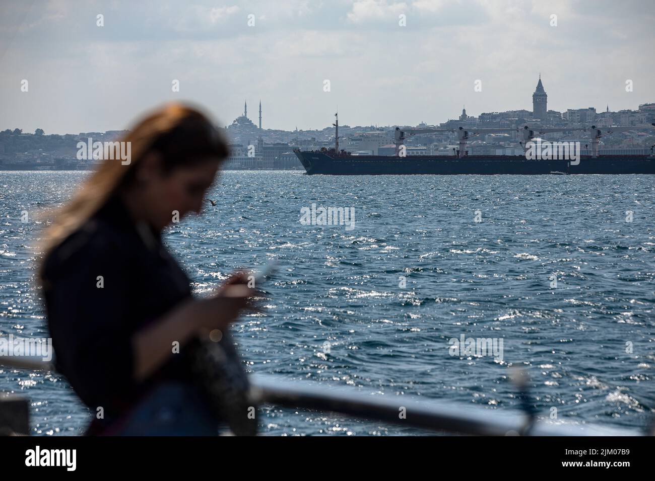 Razoni, nave da carico a secco con bandiera della Sierra Leone, che trasporta un carico di 26.527 tonnellate di mais, lascia Istanbul, Turkiye e passa lungo i dintorni del ponte dei martiri del luglio 15 per raggiungere il Libano dopo che i rappresentanti della Russia, dell'Ucraina, hanno completato le ispezioni; Turkiye e le Nazioni Unite (ONU) del Centro comune di coordinamento (JCC) completano l'ispezione. L'ONU, la Russia e l'Ucraina hanno firmato un accordo il 22 luglio per riaprire tre porti ucraini -- Odessa, Chernomorsk e Yuzhny -- per cereali che sono rimasti bloccati per mesi a causa della guerra Russia-Ucraina in corso, che è ora al suo sesto mese. (Pho Foto Stock