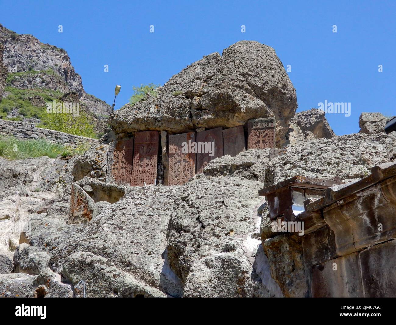 Un basso angolo colpo di pietre scolpite dell'epoca medievale su collina rocciosa in Armenia Foto Stock