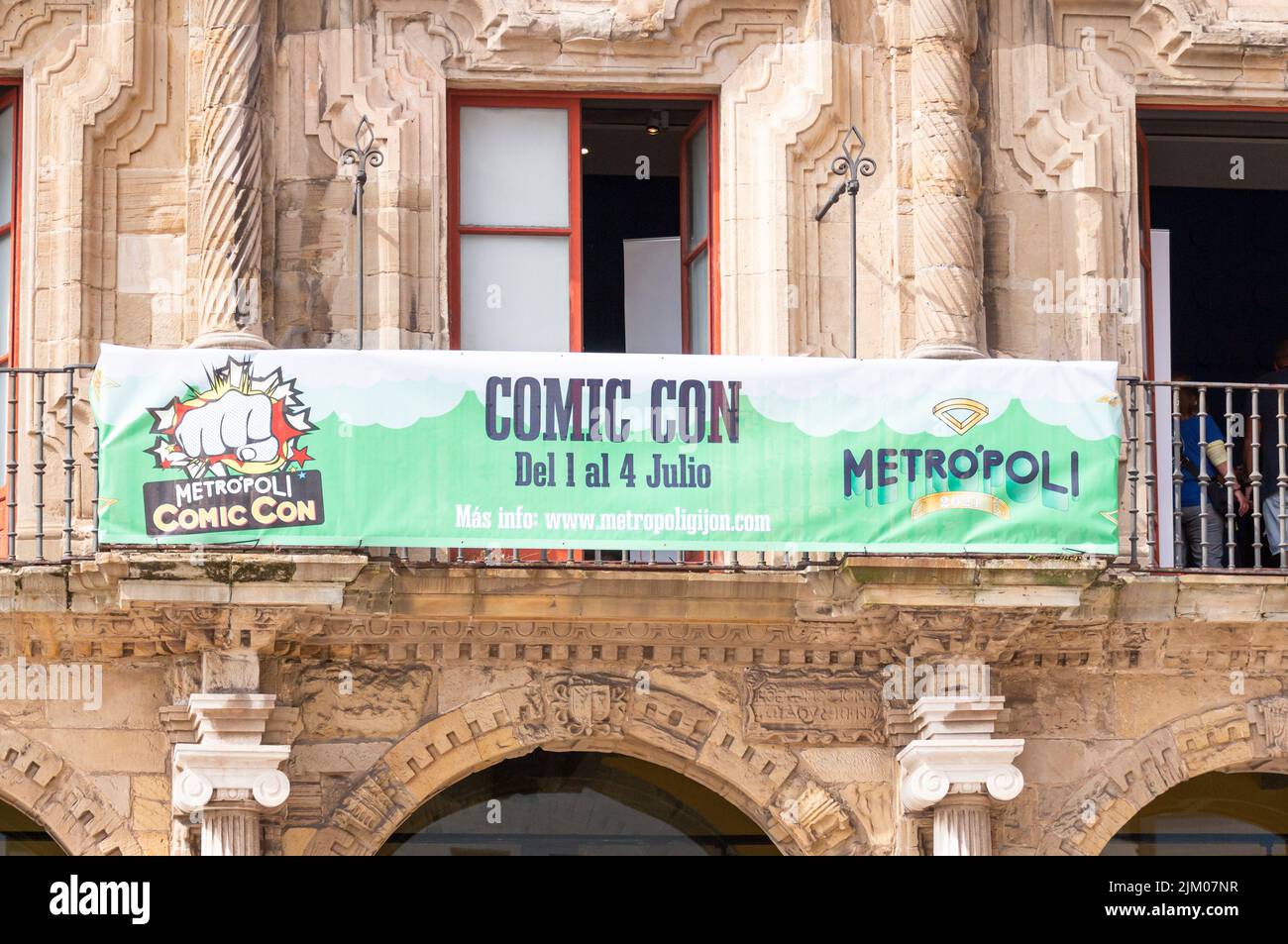 Banner pubblicitario del fumetto, sulla facciata dell'edificio dove si svolge l'evento popolare, nella città di Gijon. Foto Stock