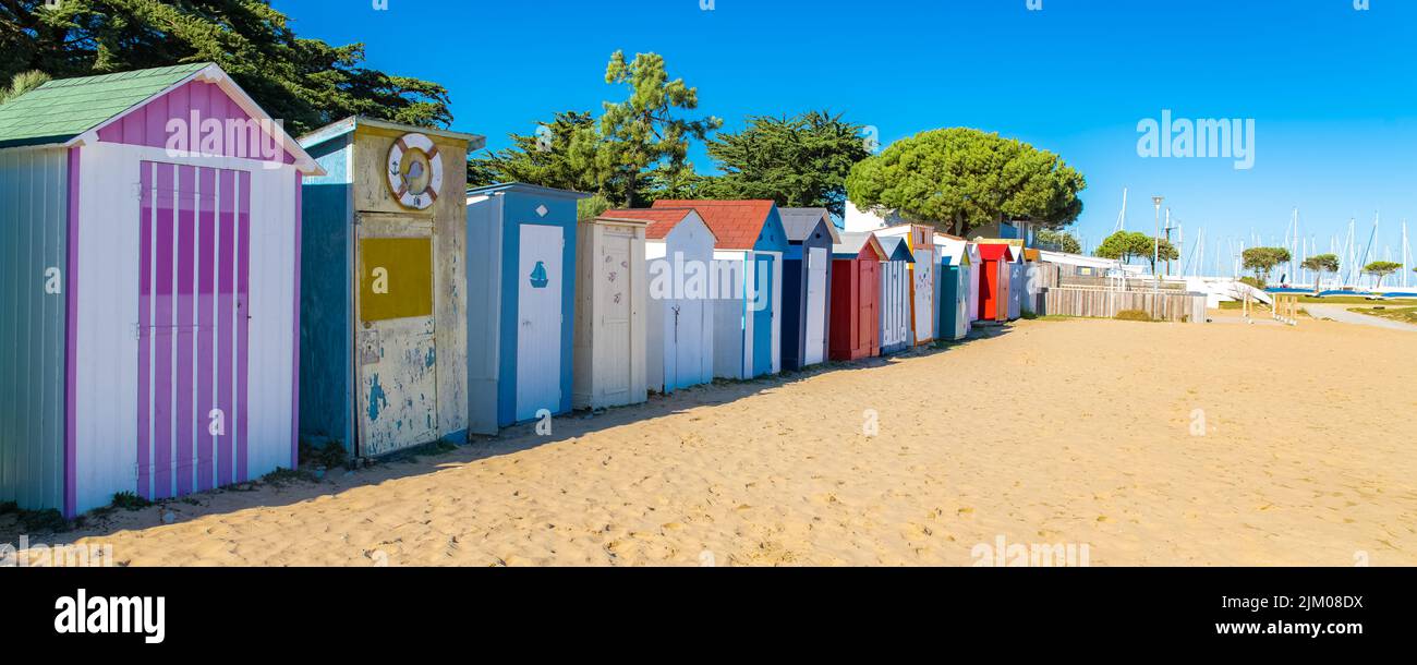 Cabine in legno sulla spiaggia dell'isola di Oleron in Francia, casette colorate Foto Stock