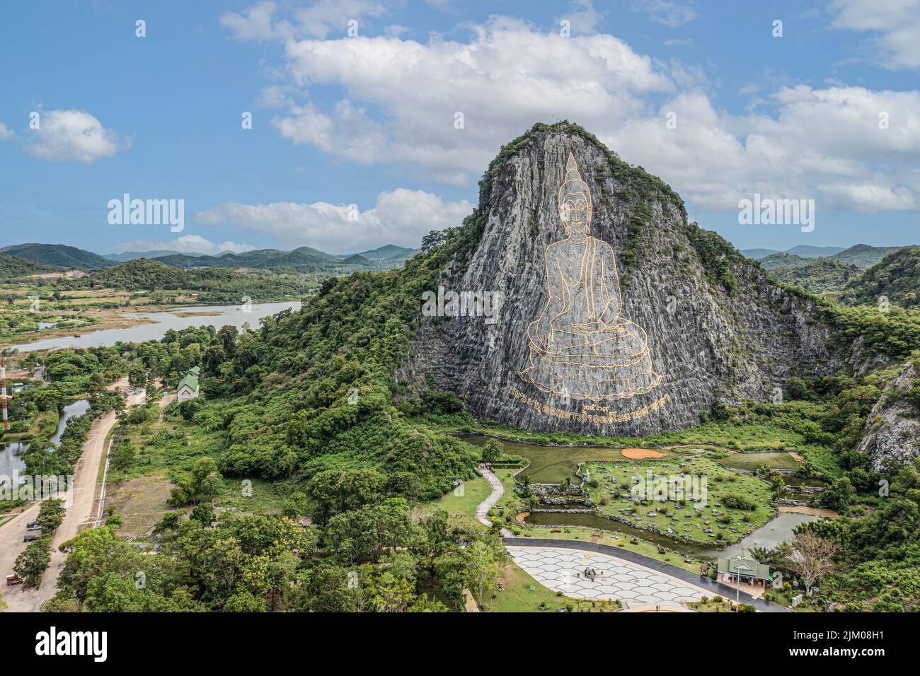 Buddha Mountain o Khao Chi Chan è una collina di pietra calcarea a Na Chom Thian che è diventato un punto di riferimento di Pattaya a causa del suo laser Buddha dorato 109m da 70m Foto Stock