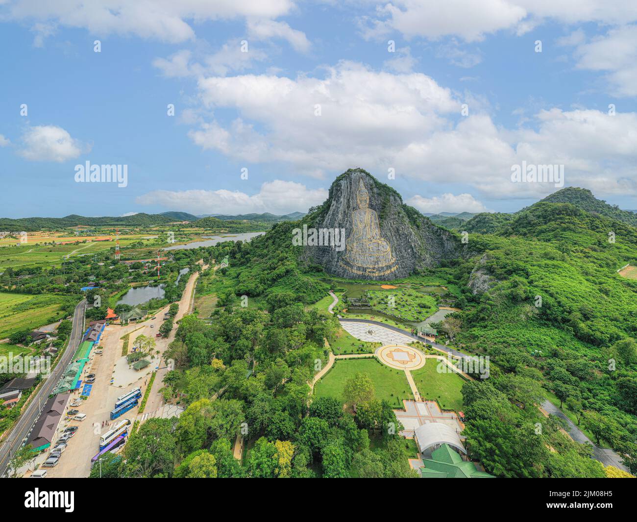 Buddha Mountain o Khao Chi Chan è una collina di pietra calcarea a Na Chom Thian che è diventato un punto di riferimento di Pattaya a causa del suo laser Buddha dorato 109m da 70m Foto Stock