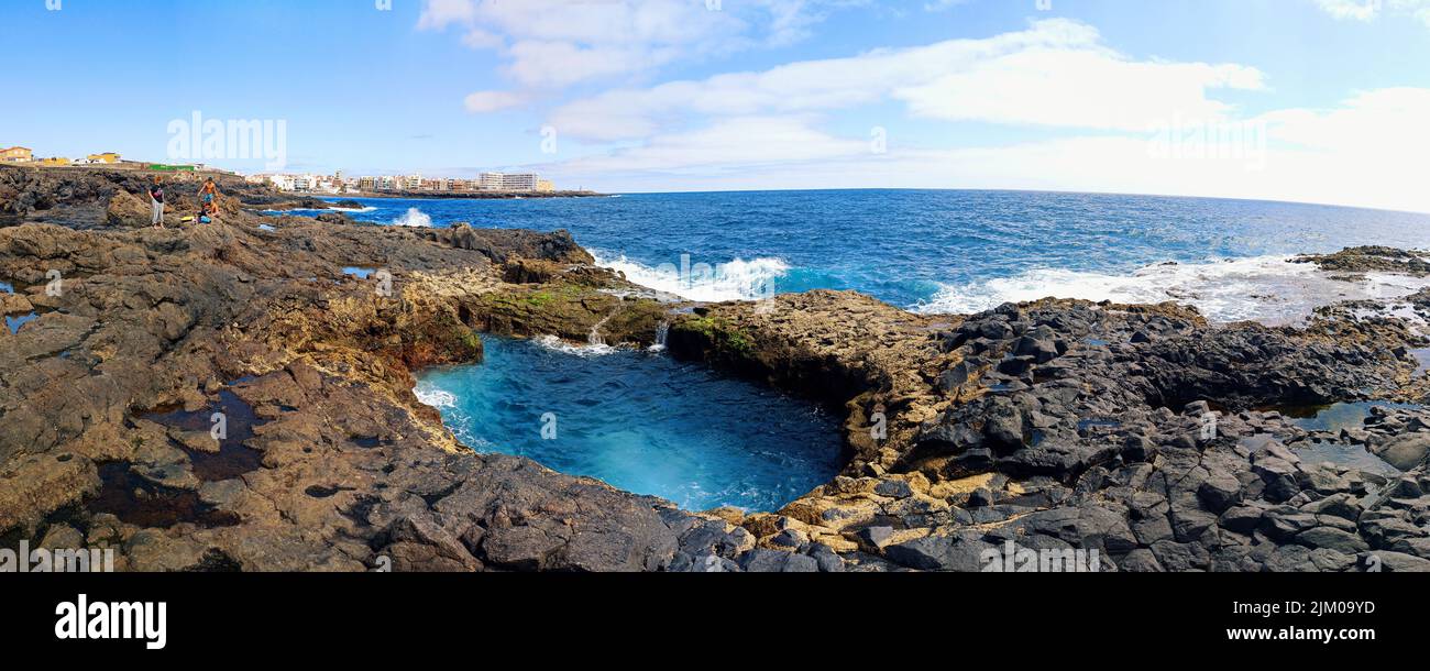 Uno scatto panoramico di una piscina naturale in rocce - El Bufadero in Spagna Foto Stock