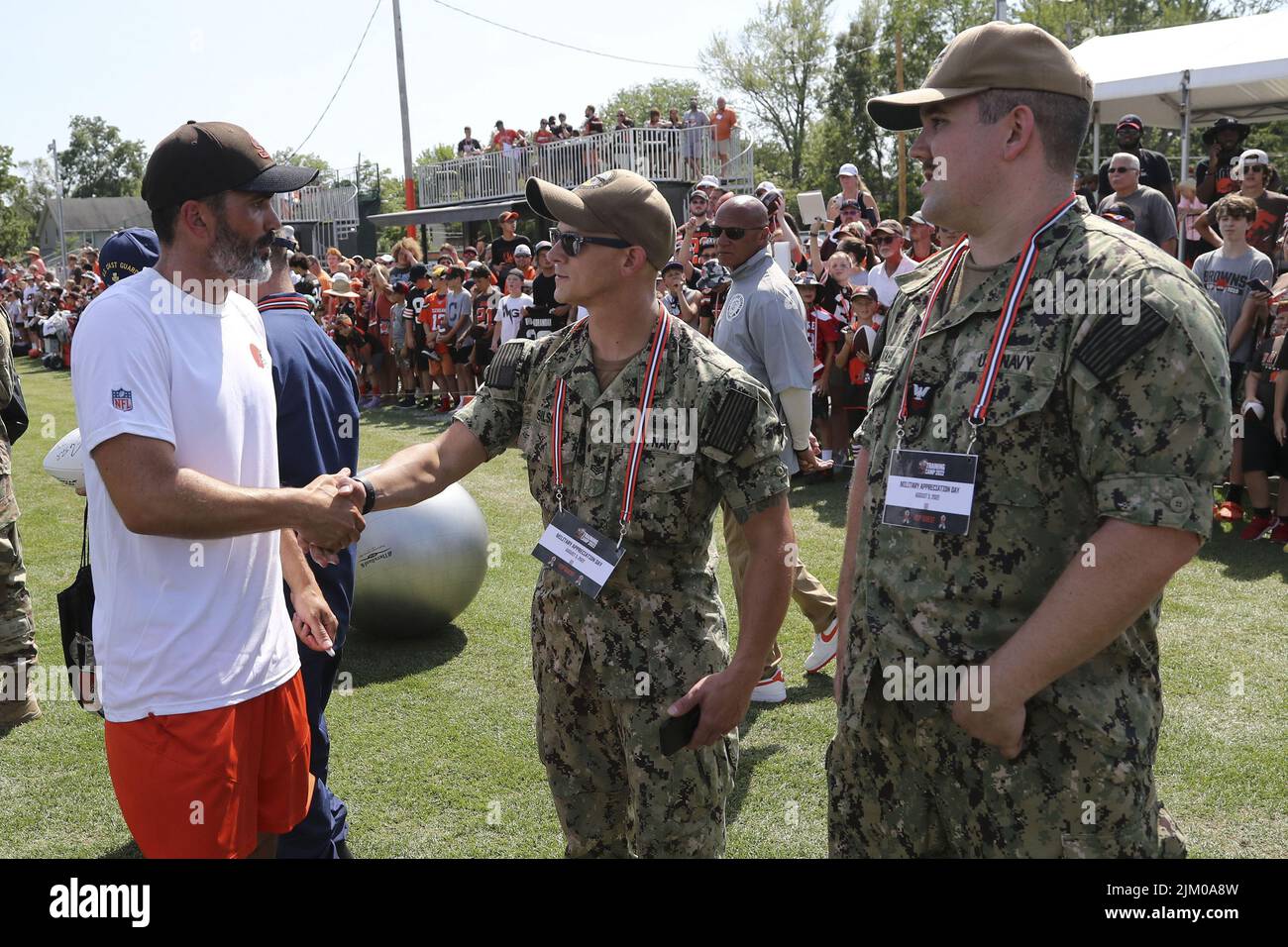 Berea, Stati Uniti. 03rd ago 2022. Il capo allenatore di Cleveland Browns Kevin Stefanski scuote le mani con i membri della Marina degli Stati Uniti durante il campo di addestramento a Berea, Ohio, mercoledì 3 agosto 2022. Foto di Aaron Josefczyk/UPI Credit: UPI/Alamy Live News Foto Stock