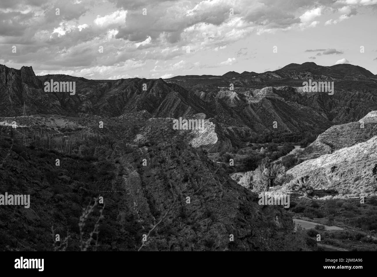 Un'immagine in scala di grigi di una catena montuosa Foto Stock