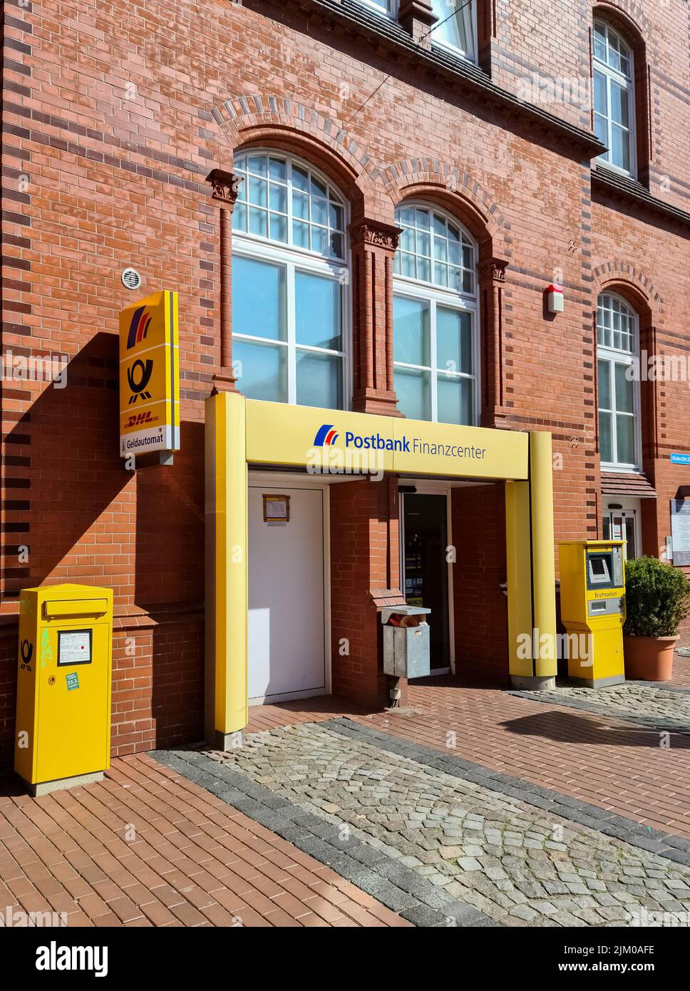 Uno scatto verticale dell'entrata della Postbank nel centro di Eckernforde. Germania. Foto Stock