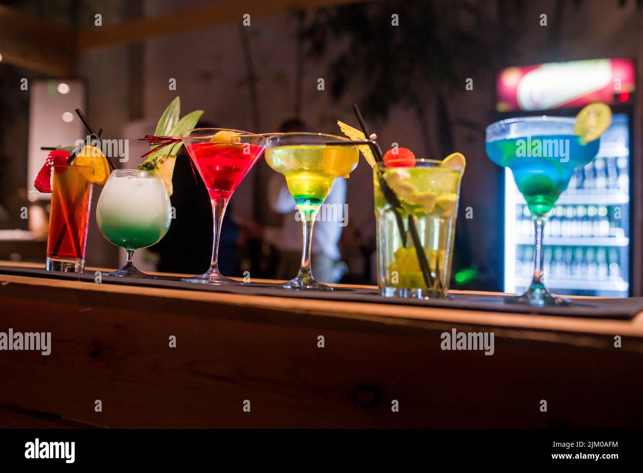 Una fila di diversi bicchieri martini sul banco in un bar Foto Stock