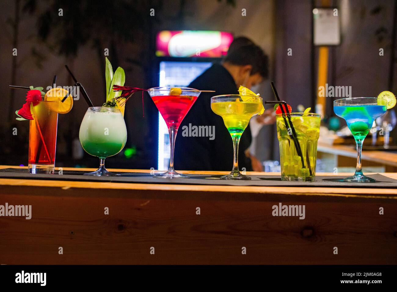 Una fila di diversi bicchieri martini sul banco in un bar Foto Stock