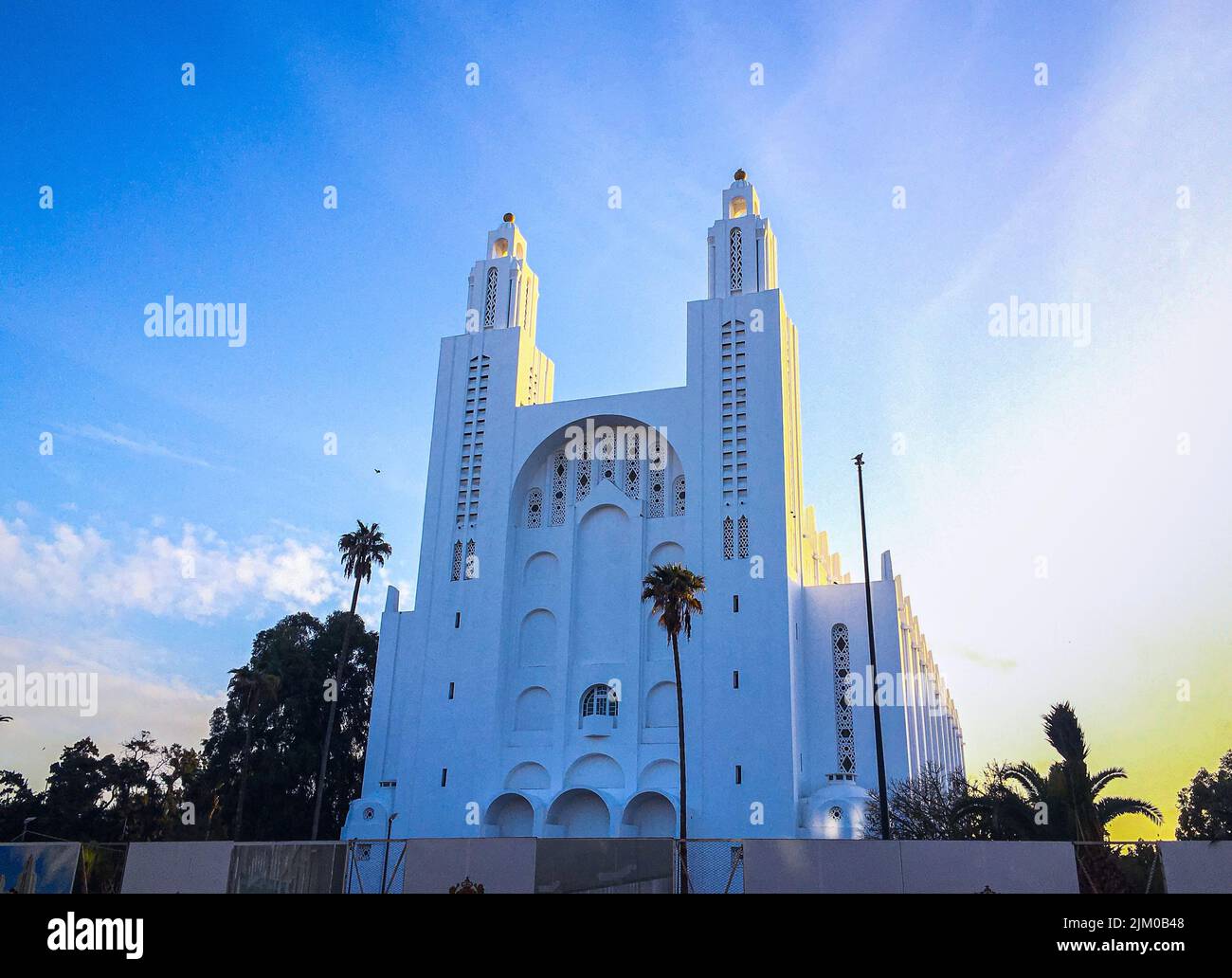 La Cattedrale del Sacro cuore contro un bel cielo durante il tramonto a Casablanca, Marocco Foto Stock