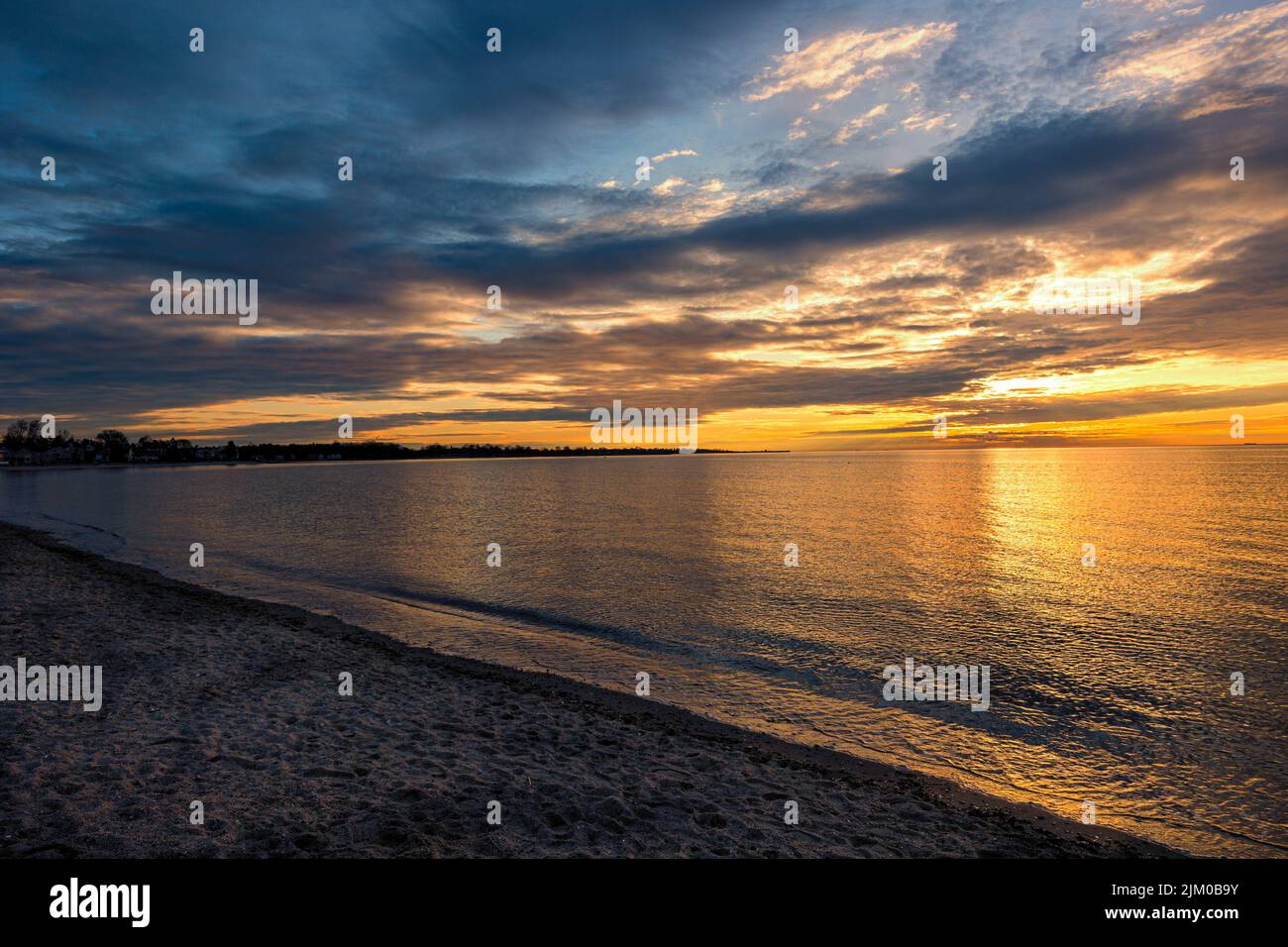 Una bellissima spiaggia di mare al tramonto arancione Foto Stock