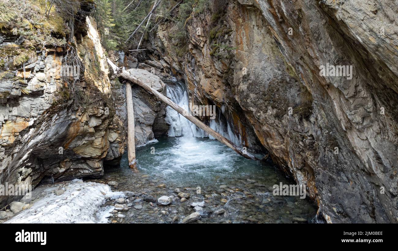 Una cascata vicino al lago Kinbasket, Canada Foto Stock